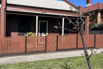 Little Red Cheerful 4 bed Home Cbd Bendigo