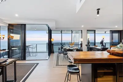 Image de Three-Bedroom Deluxe Renovated Sky High Penthouse
