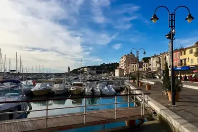 Image de Cassis Port les pieds dans l'eau avec climatisation