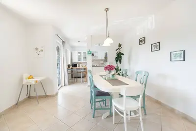 Image de \nApartman 6 + 2, a property with a garden and 3 balconys, located in Istria