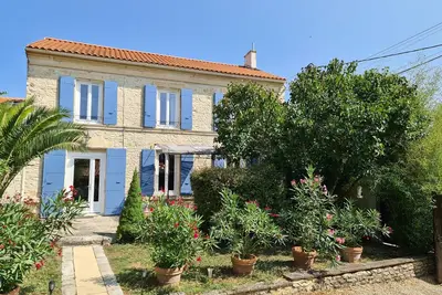 Image de Maison de vacances en pierre avec piscine
