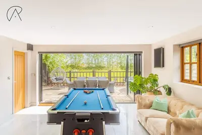 Barn Escape 10 Mins to Windsor with Pool Table