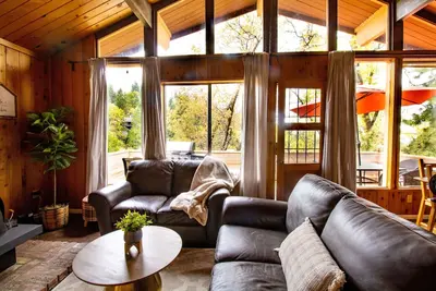 Image de Cabin - Rustic Glam + Game Room + Views +Workspace- Minutes from attractions