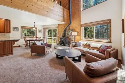 Image de New Listing! ! Tahoe Donner 3 Bedroom Hideaway