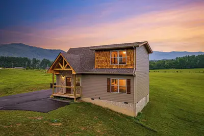 Free tickets Huge yard 2 bed/2bath w/ mtn views, hot tub, wifi, arcade, fire pit