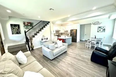 Image de New Upscale Condo 3br, 2. 5 Ba, excellent location