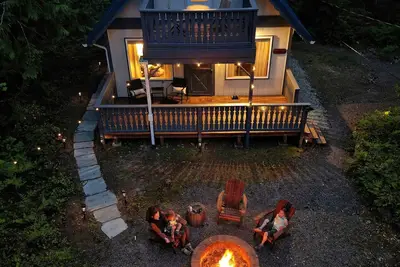 Image de Hemlock Haven | HotTub/Short Drive to Park/Wifi/Ev