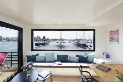 Image de Un lodge boat au port de plaisance de Larmor-Plage