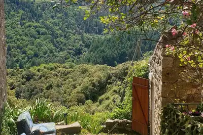 Image de Deux pièces dans une maison individuelle dans un hameau paisible