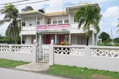 Image de Enjoy a cozy getaway with 4br 3ba house with Ac 5mins from Miami Beach.