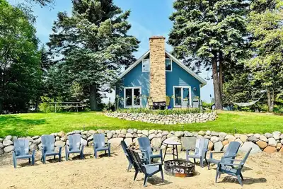 Image de Beach front house 🏖️ 3 Bdr each with a King 👑 10 Minutes to Port Austin 🌅!