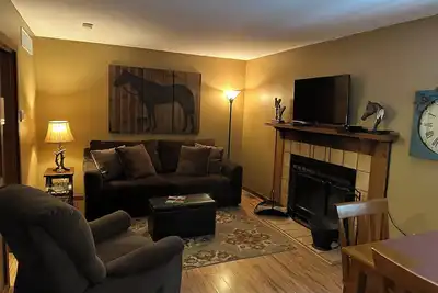 Image de Button Buck sleeps 4, or rent all 4 for 20. Horseback riding across the Rd!