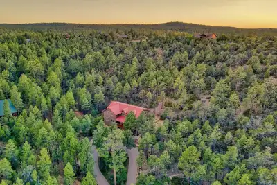 Image de 🏆 Luxury Lodge - Sleeps 26 - 5, 000 Sq Ft - 6bd 4ba - Game / Theater - 1. 5 Acres