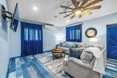 Image de Roos&Blues lake house. City park steps away. Rm for 6, king beds, pets friendly