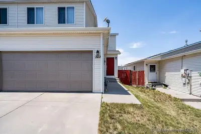 Image de Gorgeous 3 story townhome