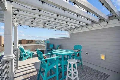 Image de Oceanview roof firepit! Short 2 blocks to beach/tiki bar! Sleeps 10!