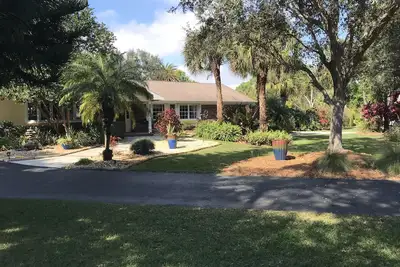 Image de Spacious Custom Home on fully landscaped large lot. Hot tub, gazebos, etc.