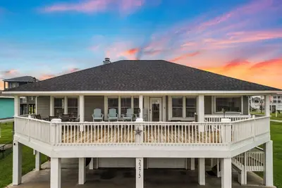 Image de Family Getaway! 1 Min to Beach. King Bed. Rec Room. Elevator. Serene Area