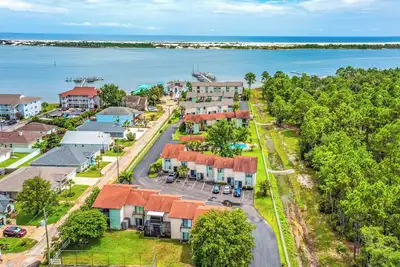 Image de Waterfront Townhome ~ 10 Mi to Navarre Beach!