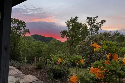 Image de Coltsfoot Cottage nestled in the foothills of the Appalachian Mountains.