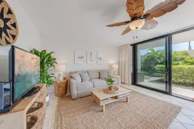 Image de Steps To The Beach - Kihei Condo - Peek Ocean Views
