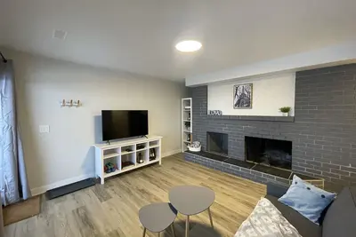 Image de Suite with a View! 5min to Tru