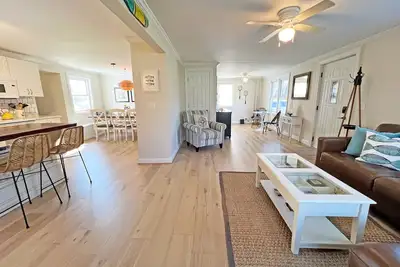 Image de Roomy house in downtown P. A. Walk to everything. Bikes included. Dog-friendly.
