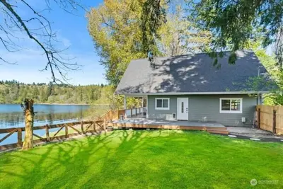 Image de Lakehouse With Hot Tub, Covered Patio, Outdoor Fire-pit and Bbq\n