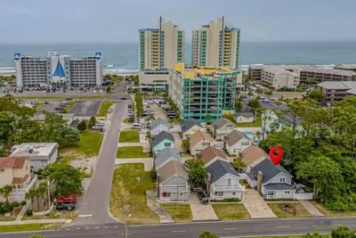 Image de Beachside Cottage with Private Patio - Steps to Beach & Main Street