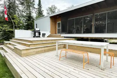 Image de Exceptional cottage on Lake Winnipeg over 2300 sq feet with hot tub and sauna. \n