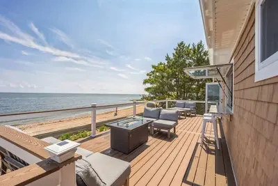 Image de Oceanfront Getaway - Quiet, Firepit + Pvt Beach