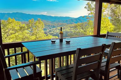 Image de Gorgeous Mt. Views with 2-story stone fireplace