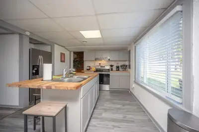 Image de Lakeside Haven: Modern Apt