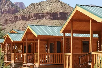 Image de New Cabins in Springdale, Utah. 1/2 mile to the entrance of Zion National Park!