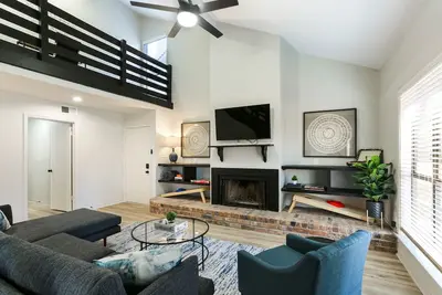 Image de La Maison Sharleaux - Gorgeous Modern Home with Yard and Games!