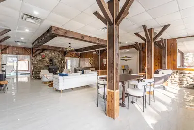 Image de Spacious 4 Bdrm w\/ Indoor Heated Pool+Sauna+Creek\n