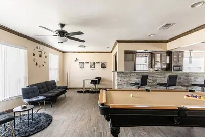 Image de Modern Home near Downtown\nPool Tablebreeze