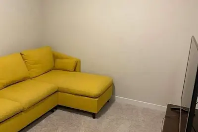 Image de Beautiful 1 bedroom apartment basement.