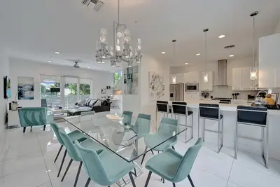 Image de Modern & Fun Beach location! Pool, Gym, Spa, Bars & Restaurants to Entertain!