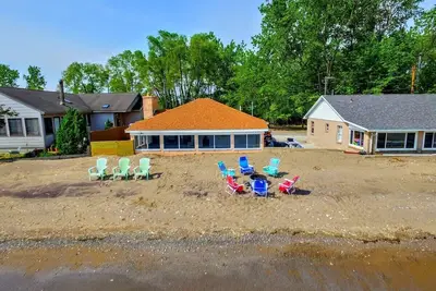 Image de 7713 Sand Beach · Private Beach Home-Sleeps 10
