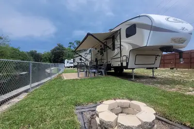 Image de Private Family Creekside Rv Side+15 Min drive to Beach. Fenced Parking Lot