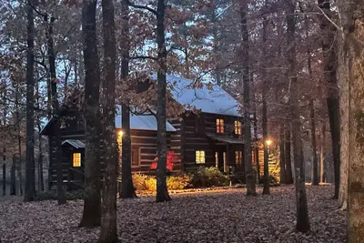 Image de Prospect Mountain Cabin custom log home sportsman's paradise with fishing lake.