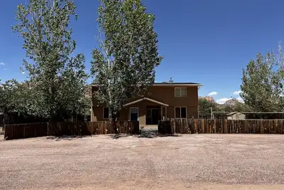 Image de Hildale Haven A with hot tub, fire pit and views.