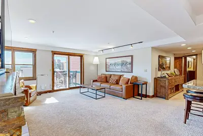 Image de ski-in/out condo with fireplace, washer/dryer, pool, & hot tubs