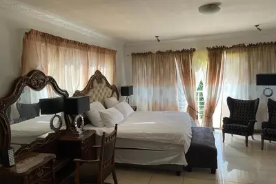 Image de Remarkable 5-Bed House in Springs & Nigel