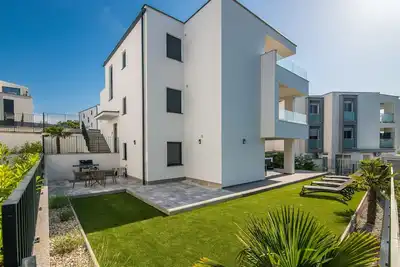 Image de Appartement de deux chambres avec la terrasse Njivice, Krk (A-21493-a)