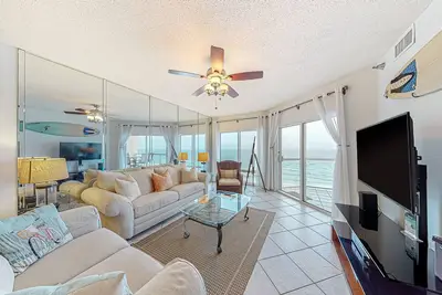 Image de Beachfront condo with hot tub, pool, sauna, & grilling area - snowbird-friendly