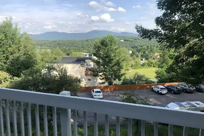 Image de Updated 2 bedroom condo walking distance to restaurants and rec path