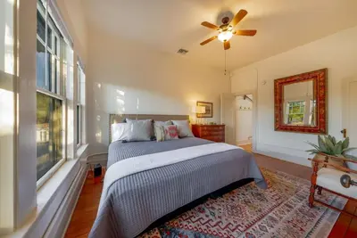 Image de Charmer / 3 Blocks from U of A / 1 Br 1 Ba / Sleep 3