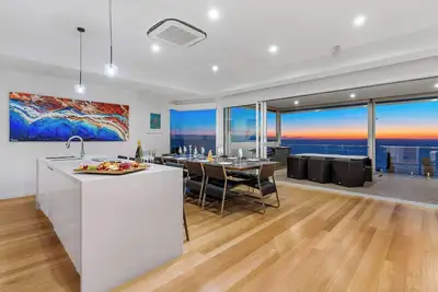 Image de Hillside Luxe | Spa & Bay Views